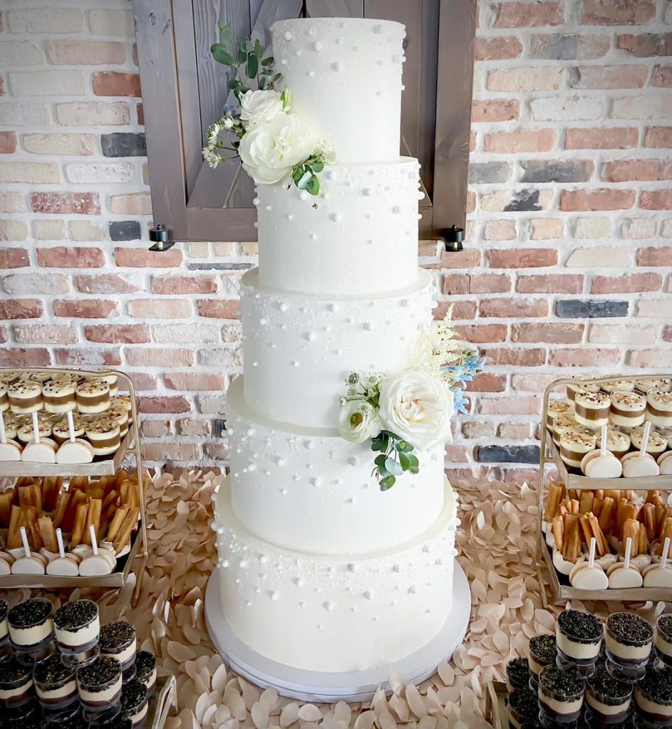 Rosalind Miller Cakes is an award winning cake designer, having won Best 'Wedding  Cake Designer of … | Pretty wedding cakes, Dream wedding cake, Fancy wedding  cakes