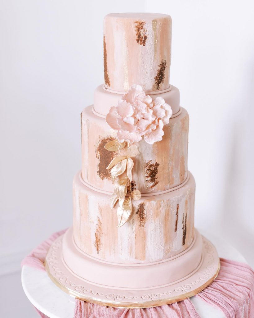 ⁠This pretty hand-painted cake by cakesbyginahou is giving us all the heart eyes! ? // Photo: ⁠ashlensydneyphoto⁠⠀ •⁠⠀ •⁠⠀ Brides