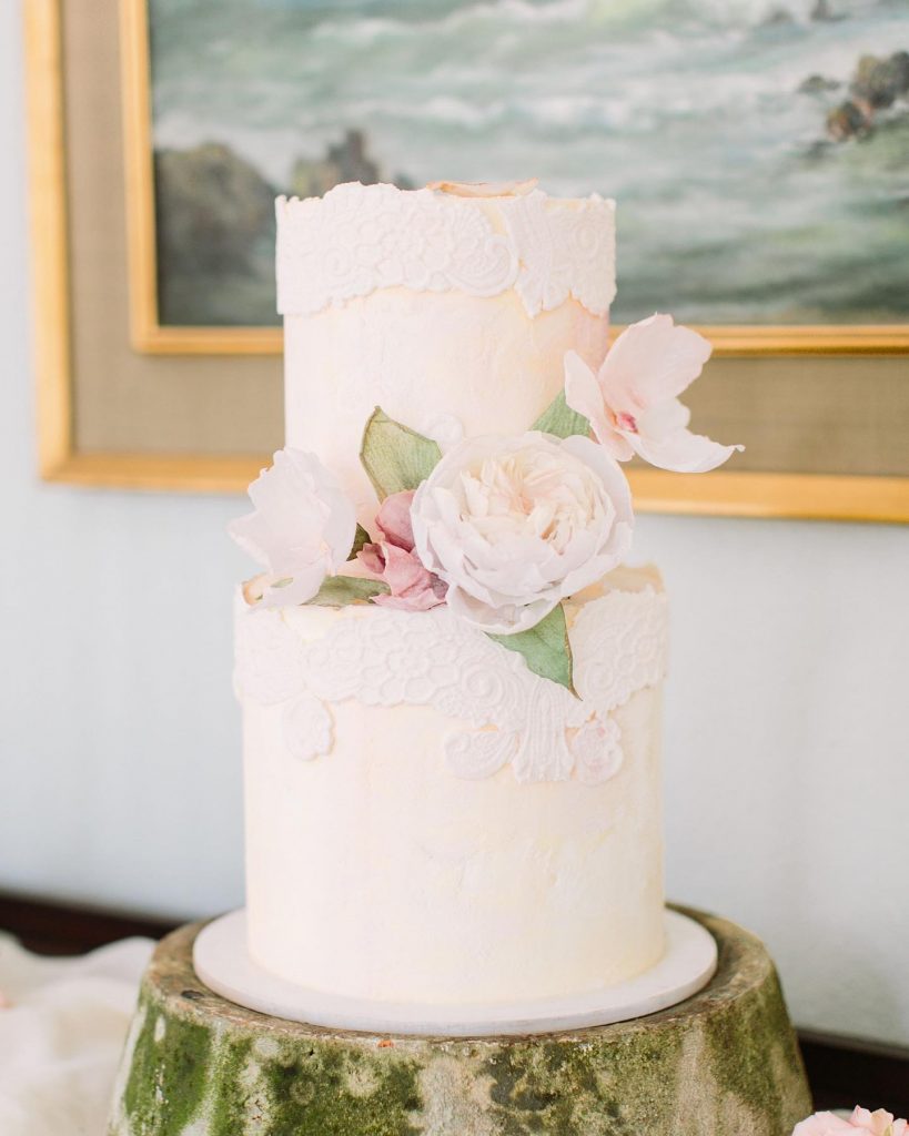We can always rely on shelbyelizabethcakes⁠ to create a fancy cake design! The lace-icing detail is the perfect touch to