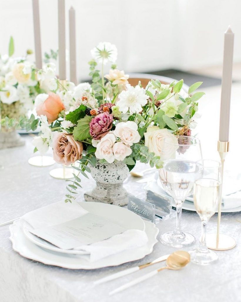 This soft and delicate place setting is giving us major heart eyes! From the gold flatware to the luxe design,
