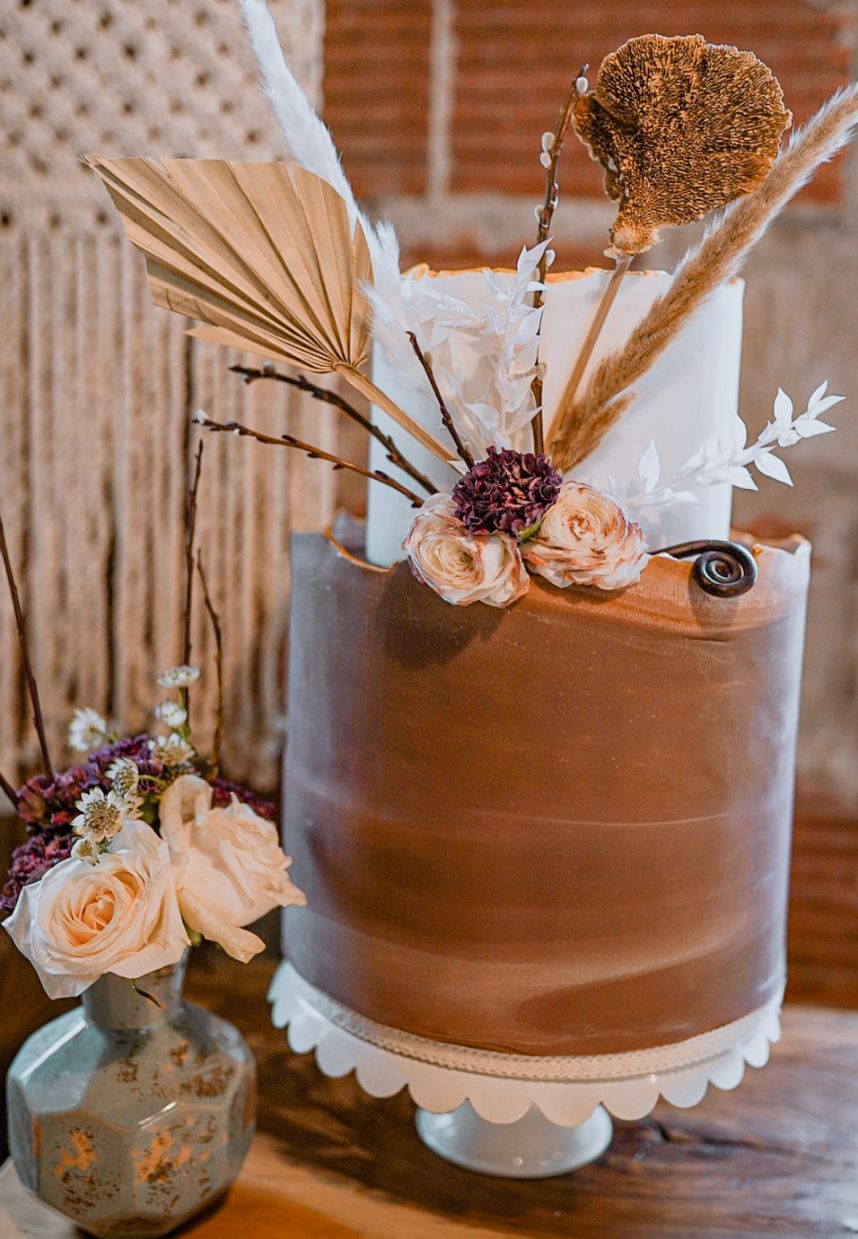 boho two-tier wedding cake