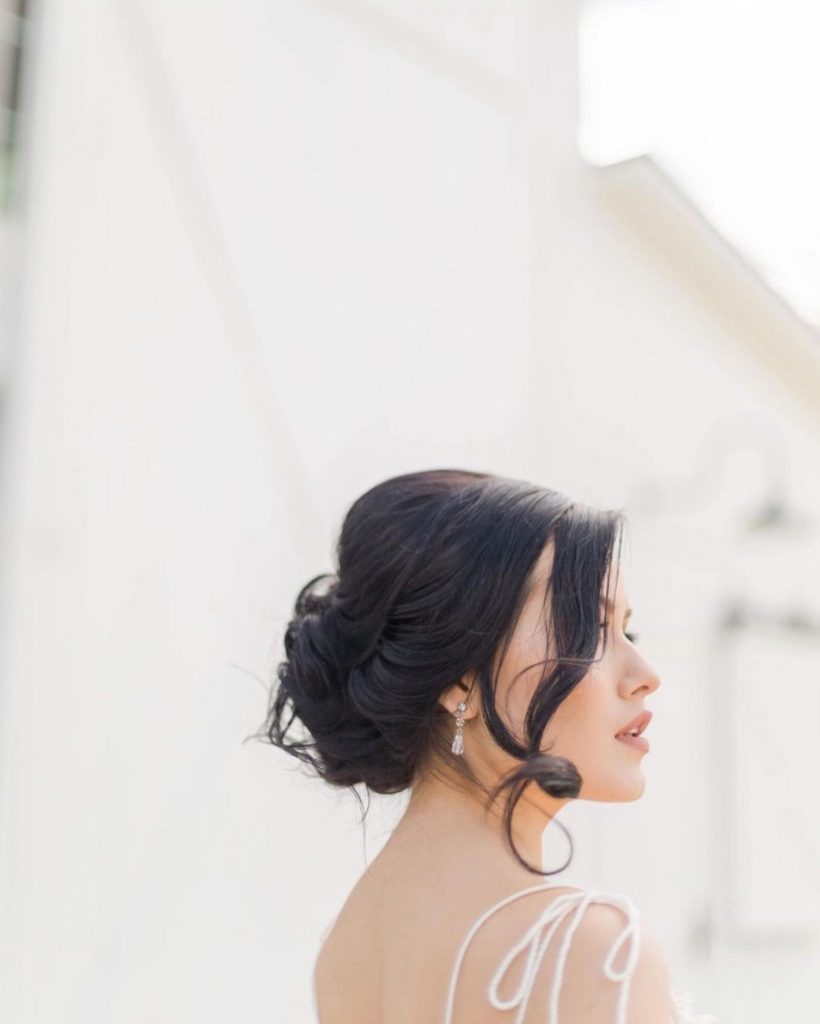 Great hair deserves to be shown, and this graceful updo by bloomingbeautycompany has earned its time in the spotlight? //