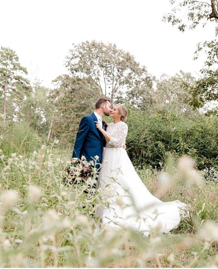This dreamy shot by meekerpictures has us swooning! Letting nature do the talking in wedding portraits has got to be
