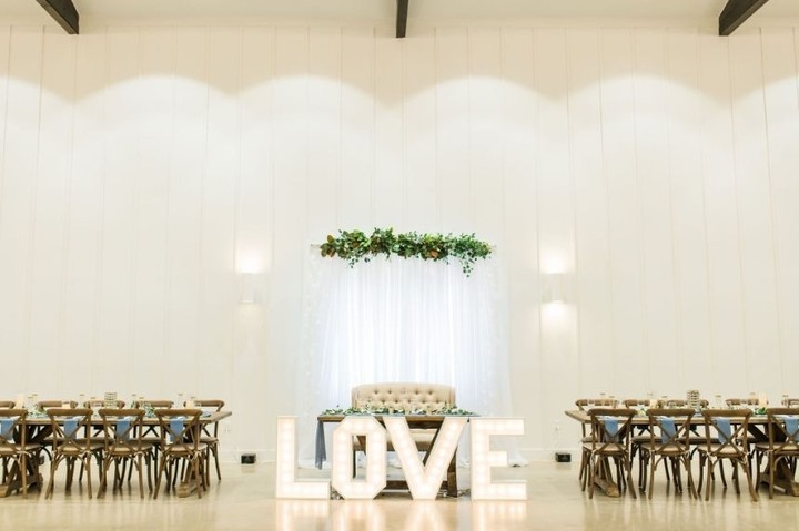 "L" is for the way we all took a second "look" at this elegant sweetheart table set up! 🤩 This