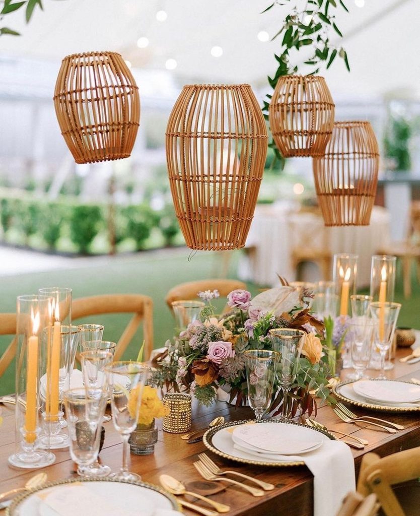 Yellow and lilac might just be our new favorite color combo! 🤩💜 This wicker infused, reception space with its earthy