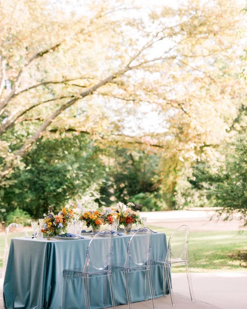 Raise your hand if you are wishing you got the invite to this intimate, radiant countryside reception!! 🙋‍♀️ decorbydulce capitalized