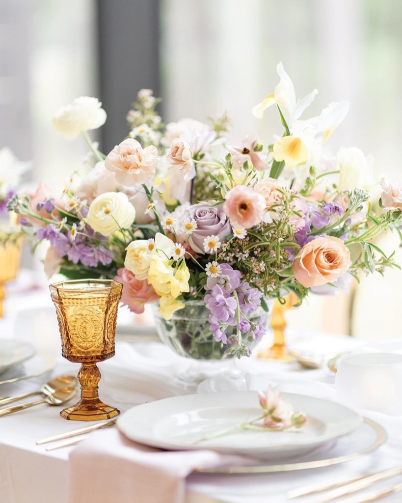 This setup is giving us all the pastel party vibes! 💜 The garden party elements in the tablescape by 2bluxe247