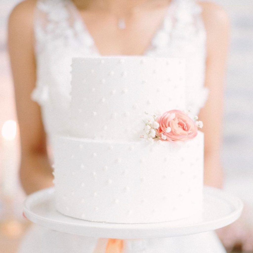 It was love at first bite with this stunning cake! ? Simplicity exudes sophistication, and lane.and.simple⁠ gave us the ultimate