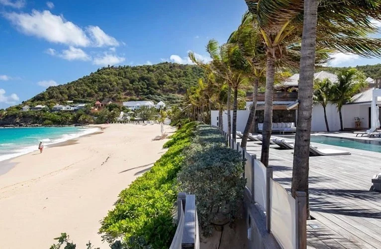Haven't planned your honeymoon yet? We've got the deets for a dreamy trip to St. Barts! ⁠ ⁠ ? St.