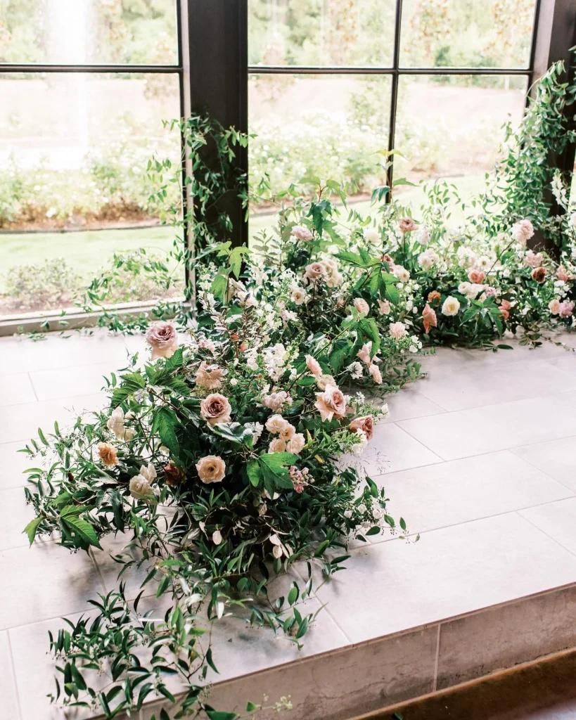 MAJOR BAG ALERT: When your wedding planner utilizes everything your venue has to offer, including its beautiful outdoor spaces. lovebirdsvintage