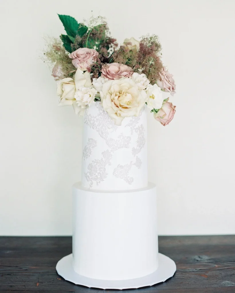 Today on the menu is this simple, yet gorgeous two-tiered caked by marblelouscakes . The monochrome damask print next to