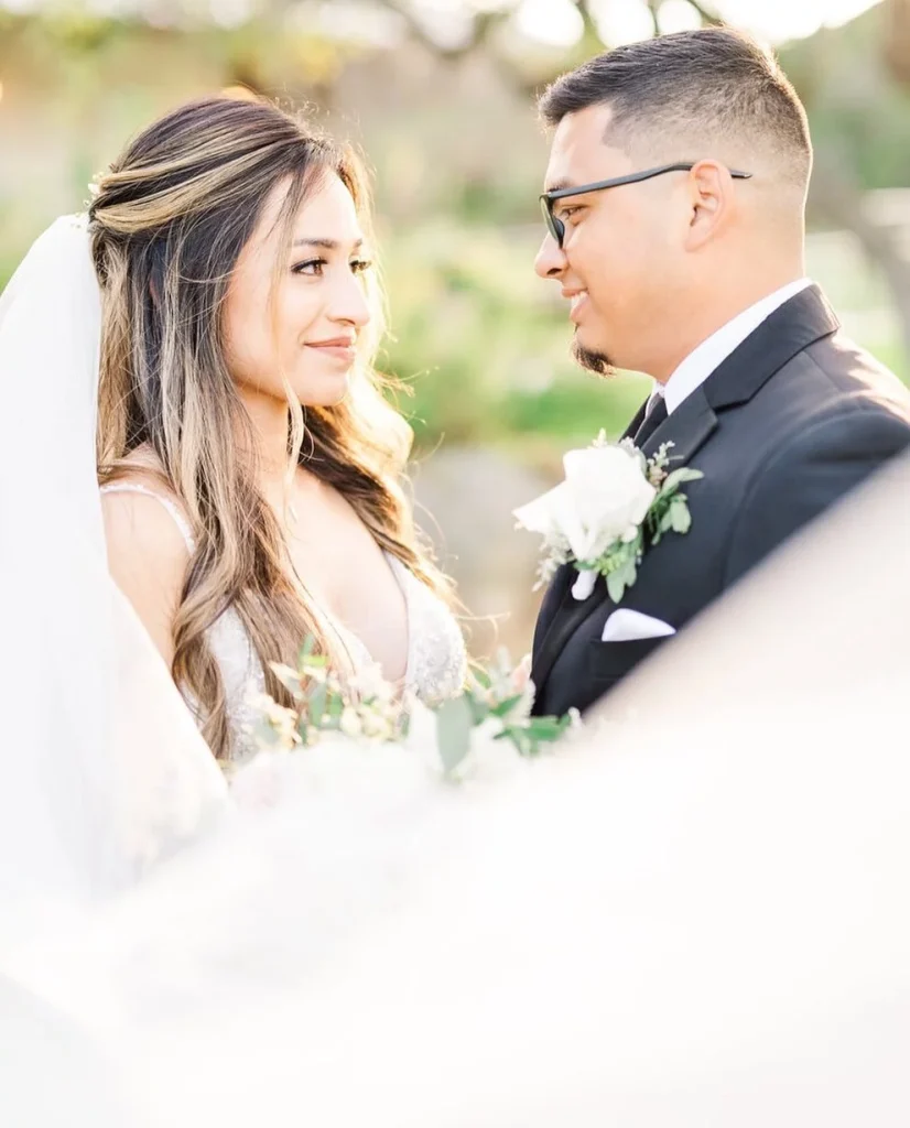 A golden hour couple that is sure to make you pop a soft smile just like this stunning bride. 😊