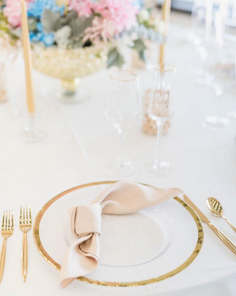 A table full of spring colors and gold accents never gets old, and this execution by 2bluxe247 just confirms that