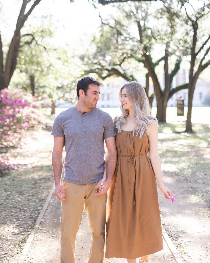 Take a scroll through Svetlana and Eric's Houston engagement shoot captured by swishnclick 🤩 // Photo: swishnclick⁠ •⁠ •⁠ Brides