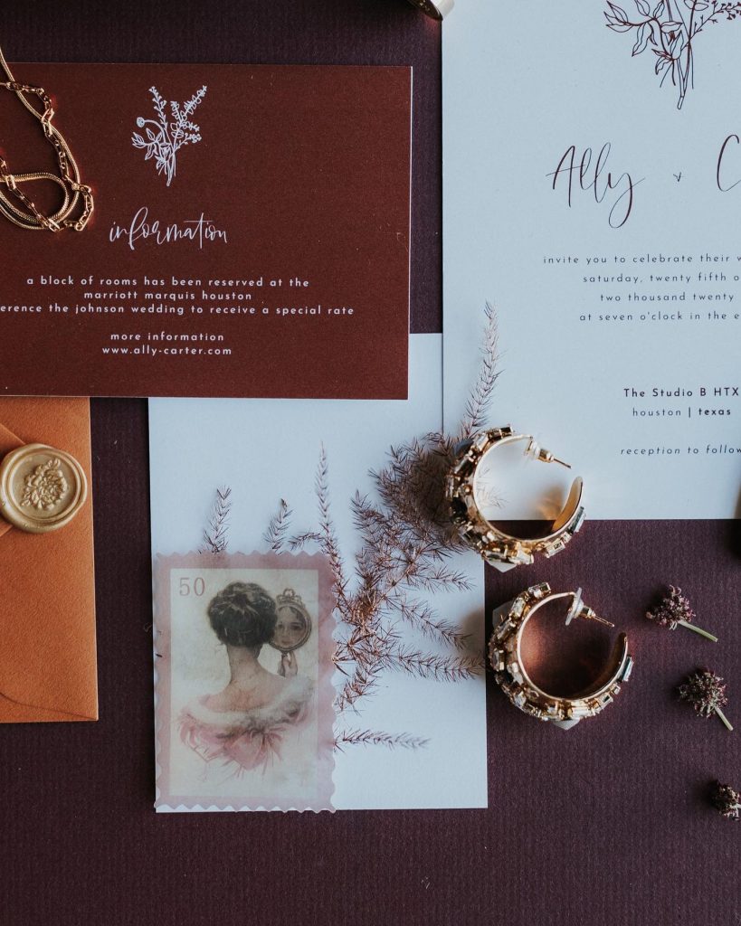 Saddle up brides, because this invitation suite is taking us to the wild wild west. steelemagnoliacalligraphy⁠ used rustic colors and
