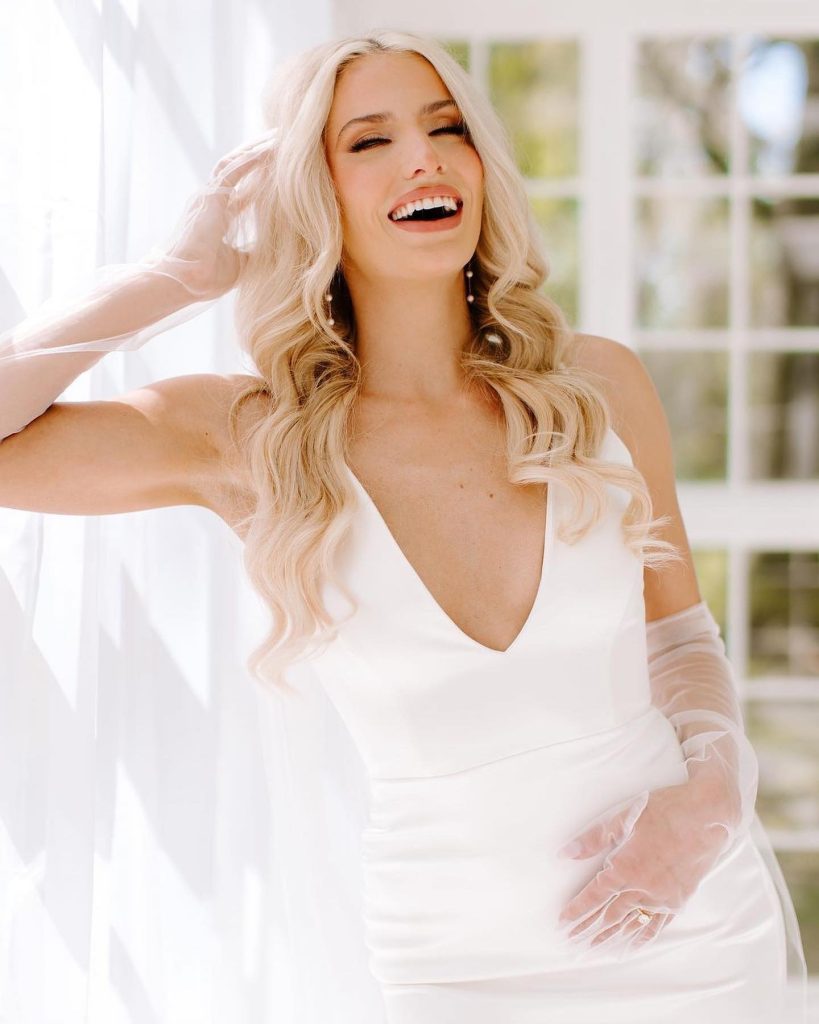 There are few things in life as radiant as a bridal glow. 🤩 Jenna's beauty look by cakedupwithriley is sure