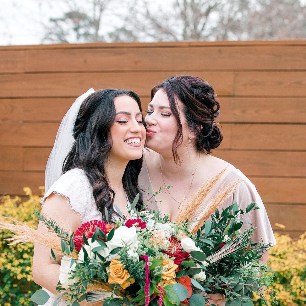 Just a bride and her bestie. 👯‍♀️ Being surrounded by your people on your day makes for brighter smiles and