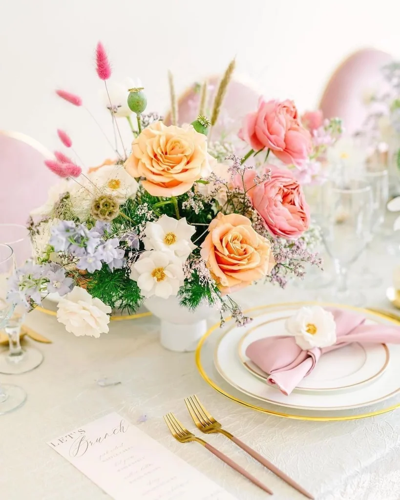 A summer soiree at its FINEST. This pastel place setting by avaloneventrentals⁠ is exactly what we picture when we dream
