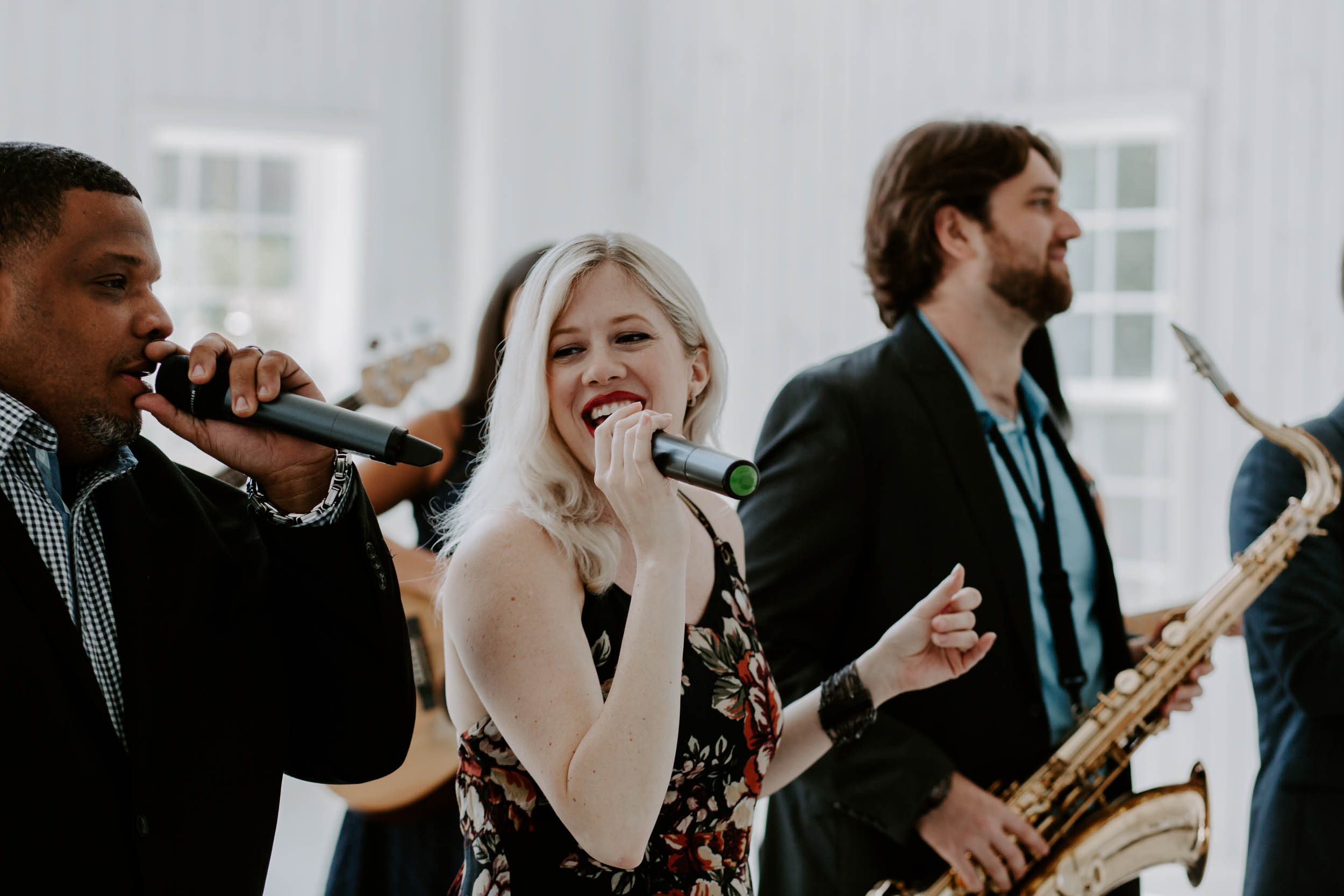 What to Look for in a Wedding DJ or Band