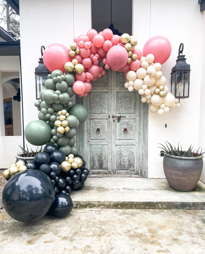 Our hearts are bursting over this balloon installation by t_w_o_brunettes. ? Wedding trends come and go but balloon decor will