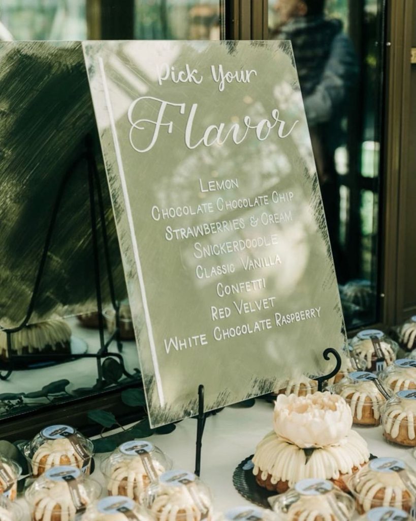 If the mini cakes didn't attract a crowd, we know this sage green signage definitely did the trick! ✨ //