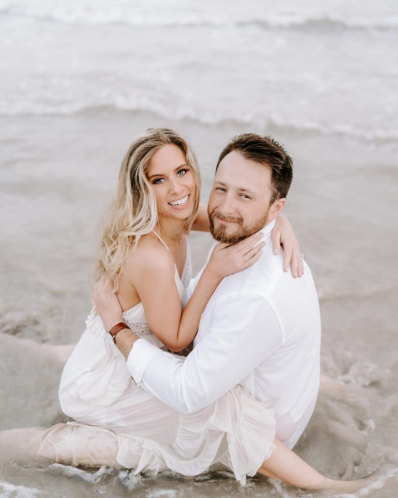 Dreamy engagement shoot AND the beach?! This erikageierphotography engagement shoot is the best of both worlds - not to mention