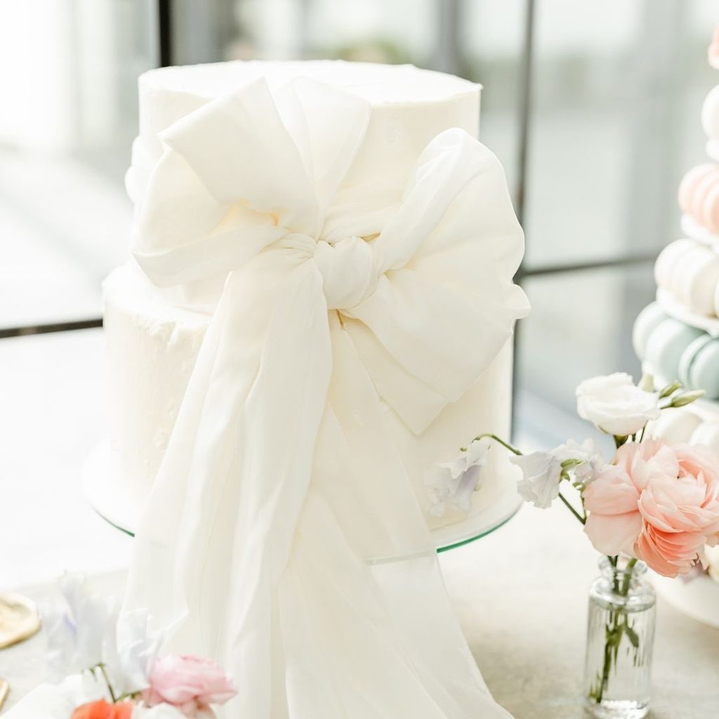 Between the soft colors and bow accent, this whimsical cake sure is a sweet treat for the senses! ??? ⁠
