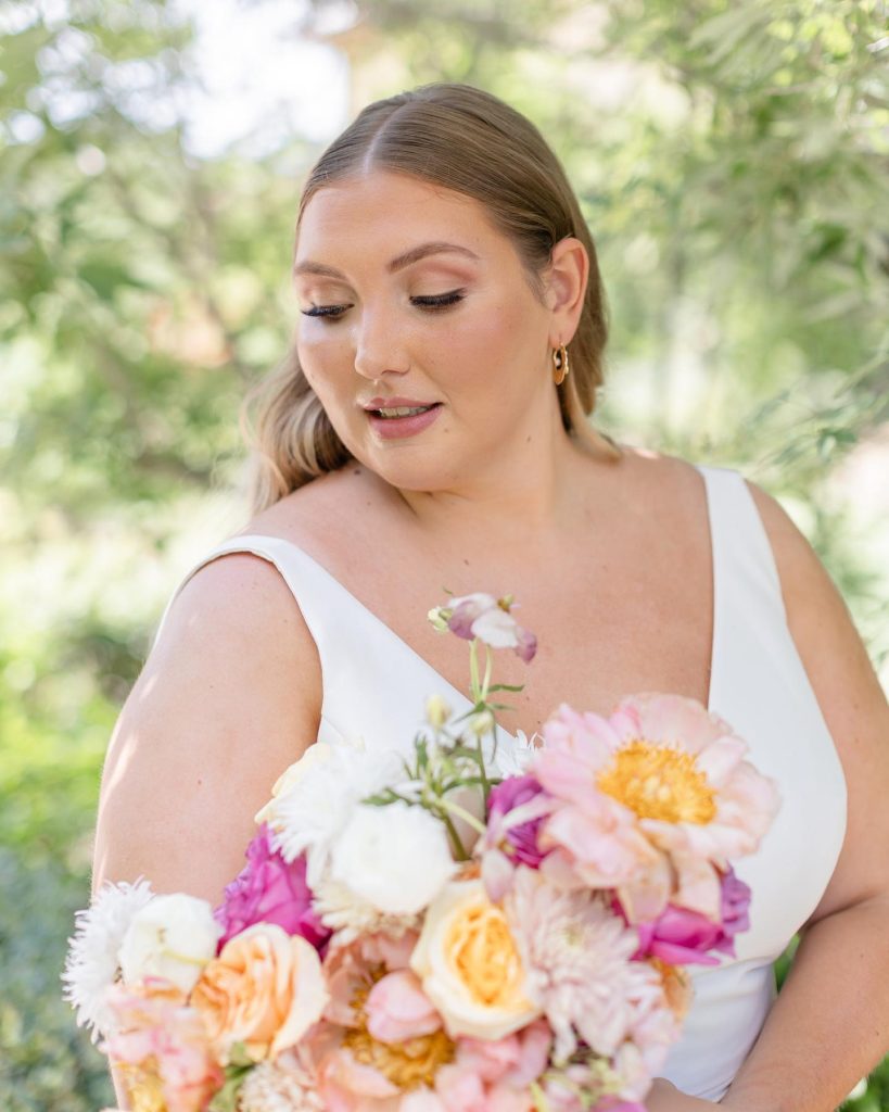 This bridal look is as blissful as can be! Matching our editorial's pastel colors, brittanyblanchardmakeupartist⁠ outdid herself with this soft
