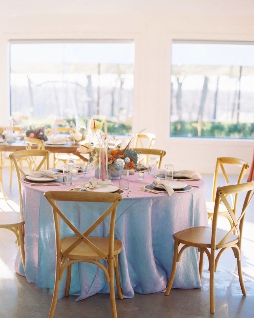 You only have one life, so why not live it colorfully?🌈 This cheerful summer reception is filled with all things