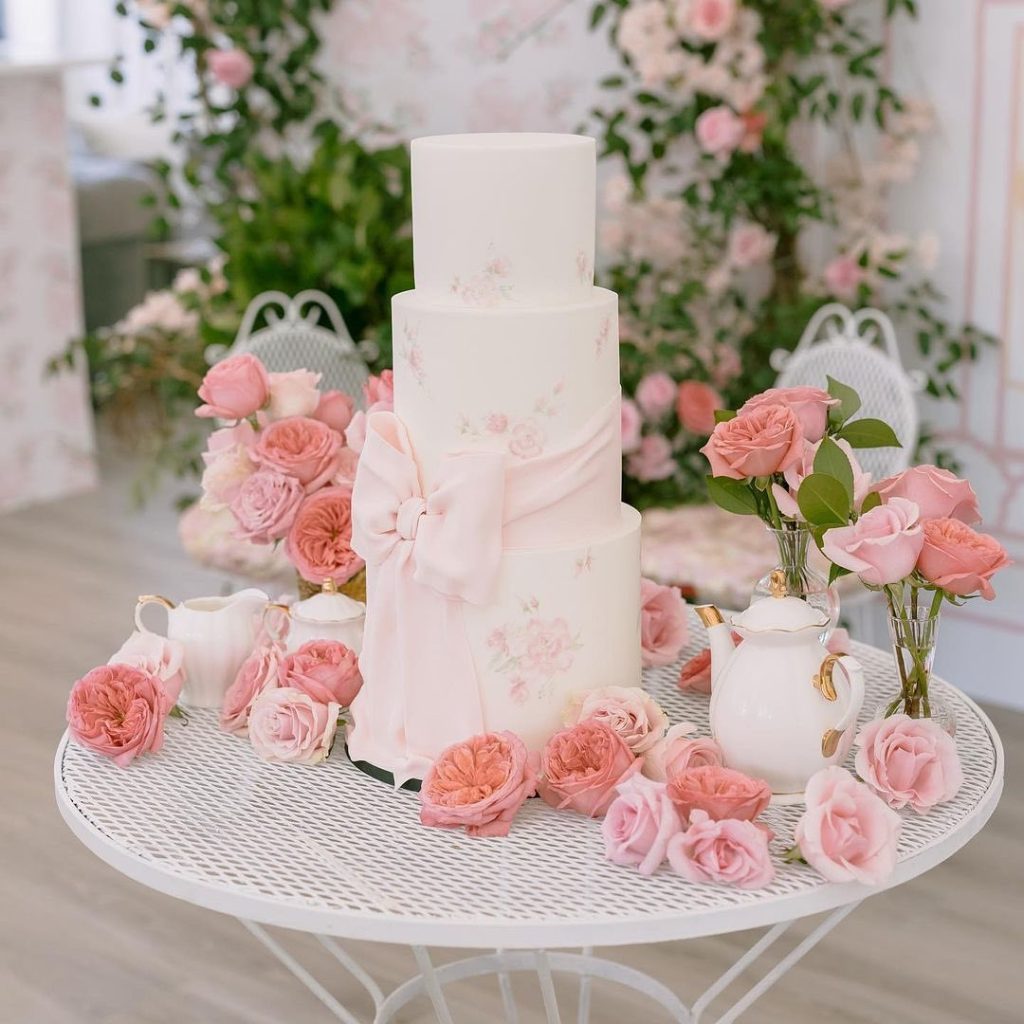 If there is one thing we know, we bet this rose-accented cake by the_chocolate_llama⁠ made you look!! ??⁠ ⁠ //