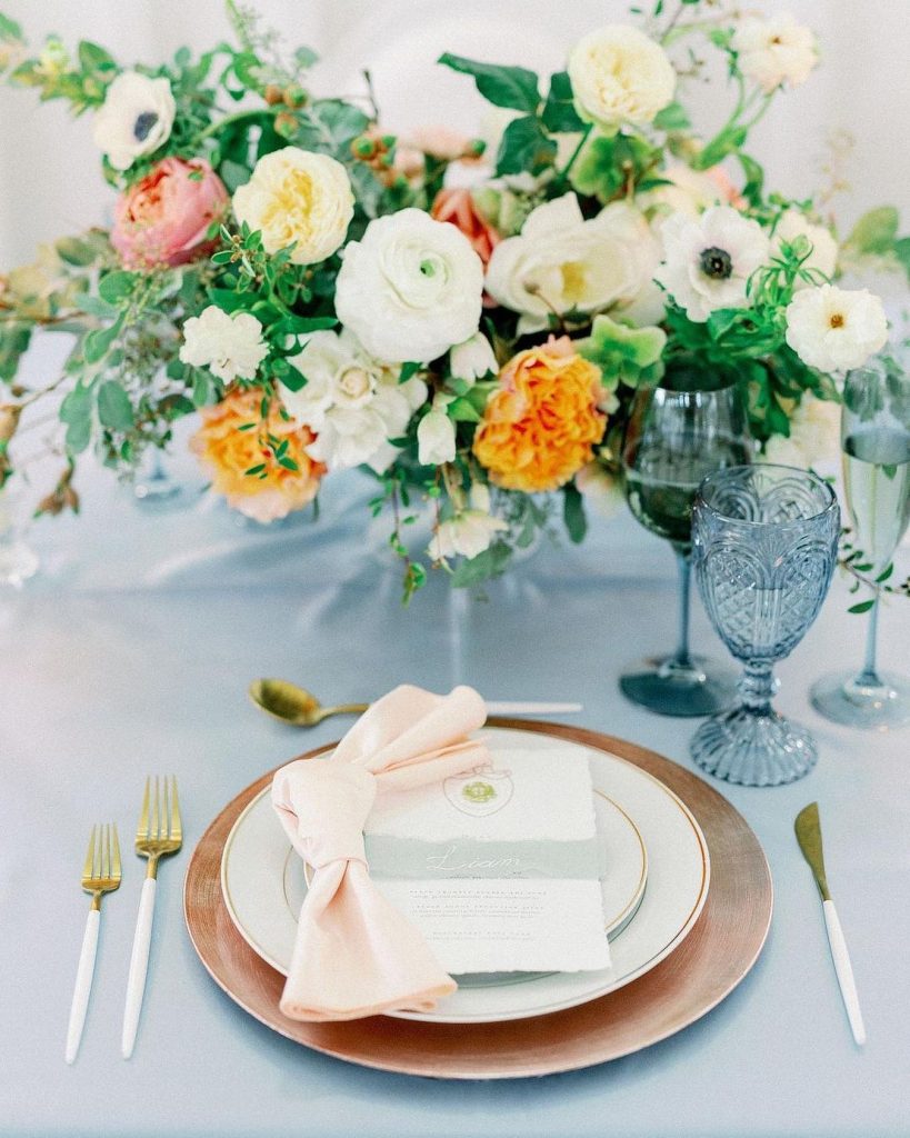 Blue is the new black, and this blue place setting with contrasting pops of color by goodasgoldweddings⁠ is solid proof