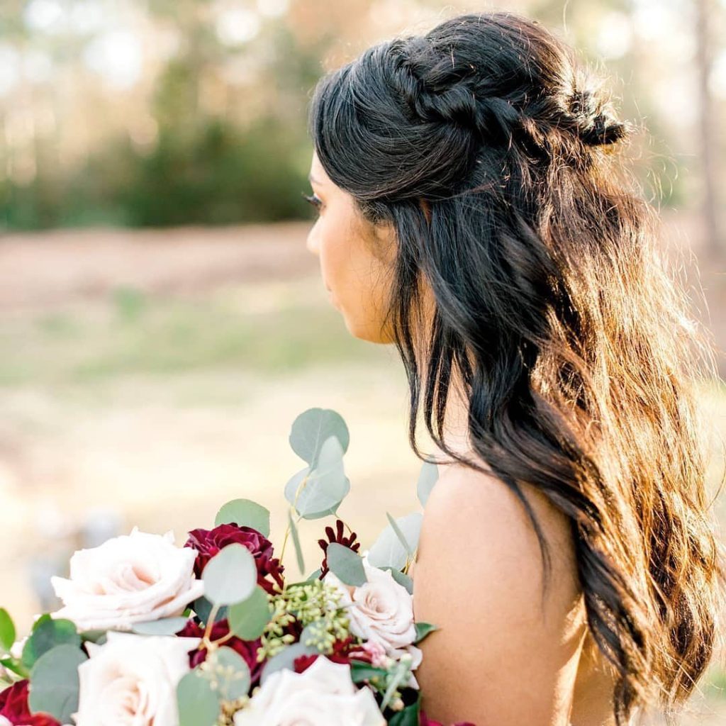 We're completely captivated by this stunnning half-up hair do! The loose curled + elegant hairstyle by bridalbeautytribe has our minimalistic