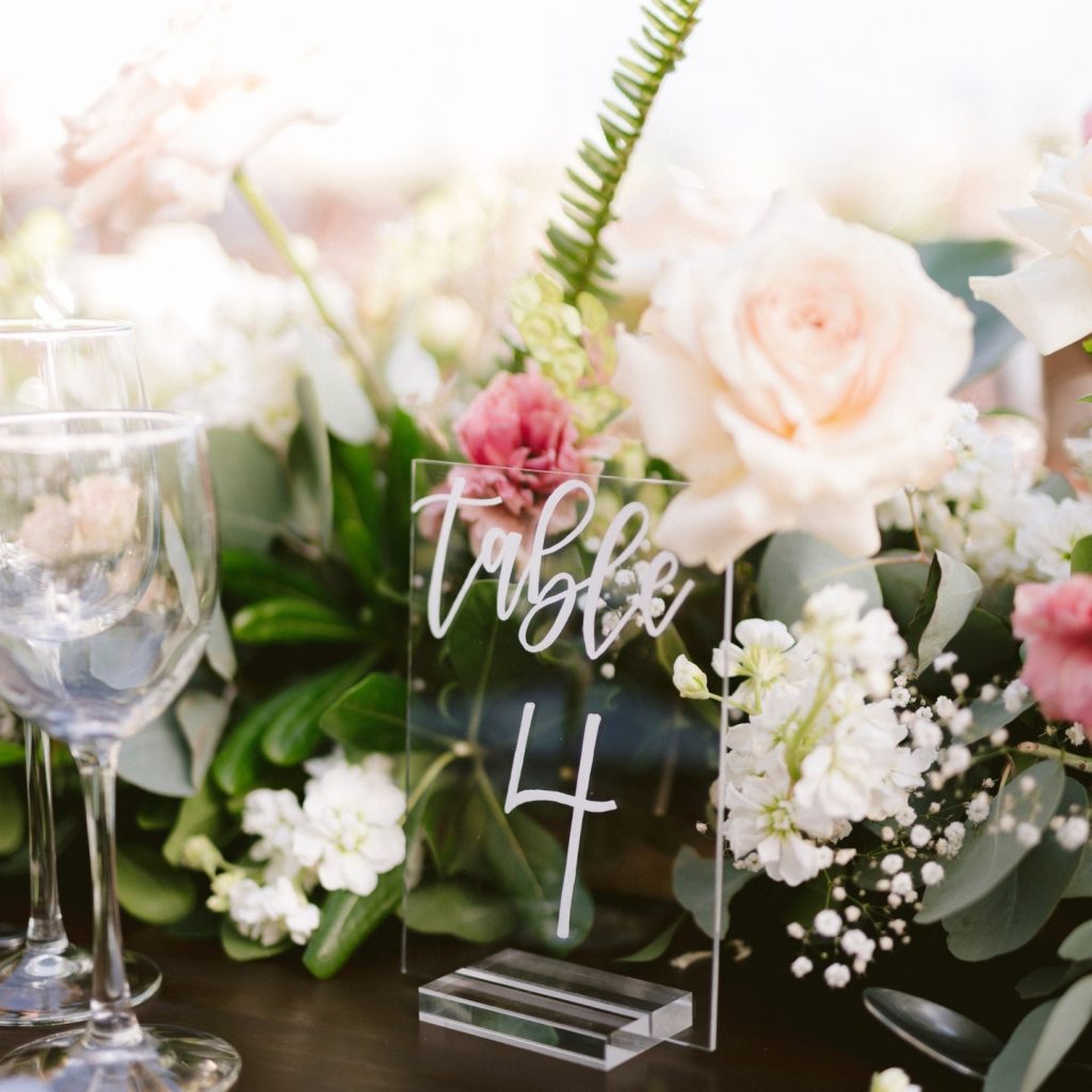 When colorful garden party meets preppy you get this flawless set of table signage by wilkinswriting. ✨?⁠ •⁠ •⁠ Brides
