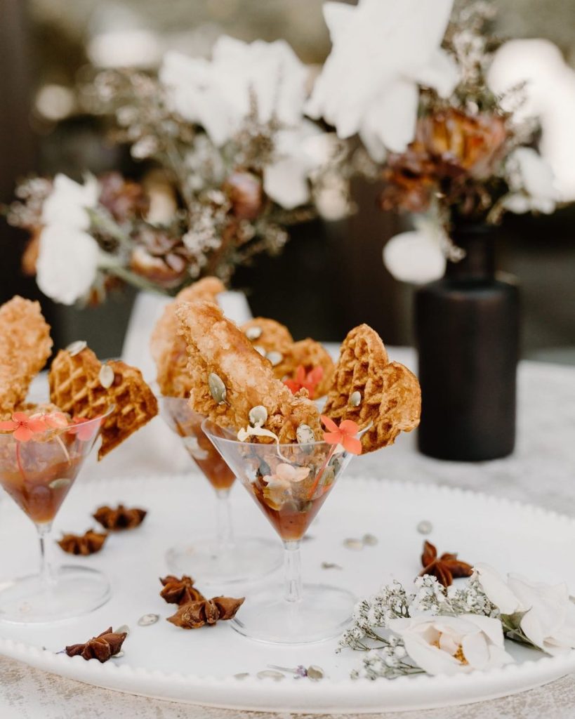 We've never seen chicken and waffles look this good!😍 lisahedrickcatering_events makes food look like art! ⁠ •⁠ •⁠ Brides of
