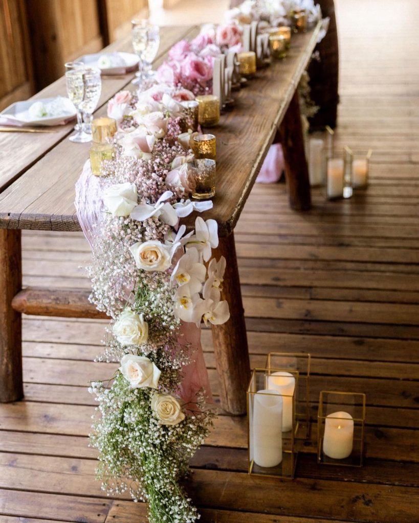 We have major heart eyes for this babies breath garland w/ ombre whites + pinks created by priveeventdesign​​​​​​​​ ? Who