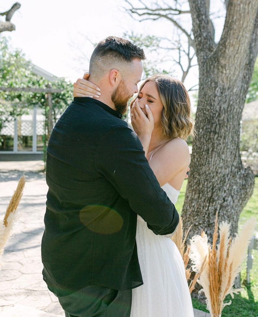 That "I just got engaged" feeling 🤩⁠ •⁠ •⁠ Brides of Houston FEATURED vendors:⁠ Photographer: photos_by_reminisce⁠ •⁠ •⁠ // Photo: