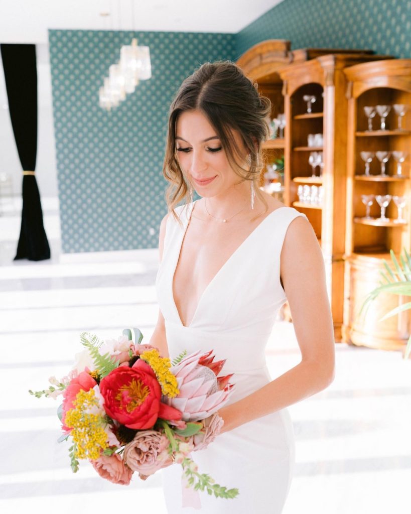 This styled shoot thehomesteadtexas is a perfect contrast between a neutral venue and a bold, vivid color palette! Beautifully styled