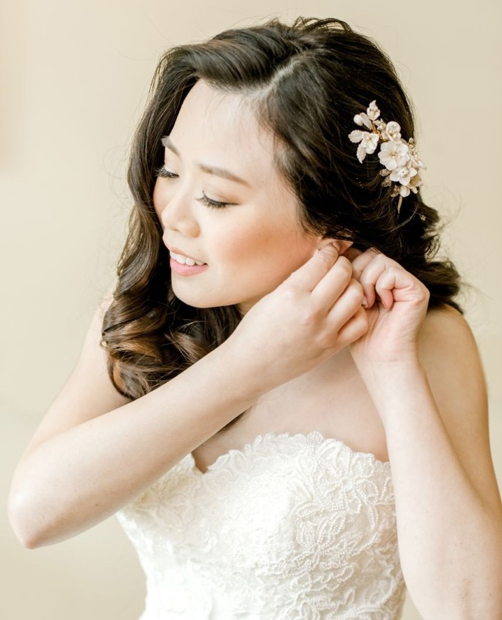 The combo for one of our favorite timeless wedding hairstyles: Hollywood waves + side part + jeweled hair clip for