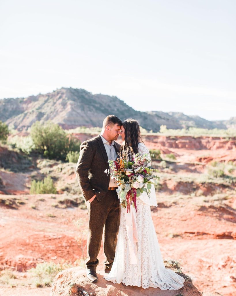 Blooming love (and flowers) in the desert sands 🌸✨⁠ •⁠ •⁠ Brides of Houston FEATURED vendors:⁠ Floral: wild.stem⁠ •⁠ •⁠