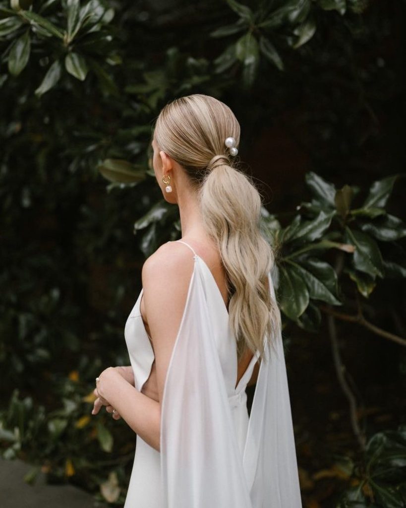 A moment for this bridal look by adorneartistry featuring a chic ponytail + soft glam 🤍⁠ •⁠ •⁠ Brides of