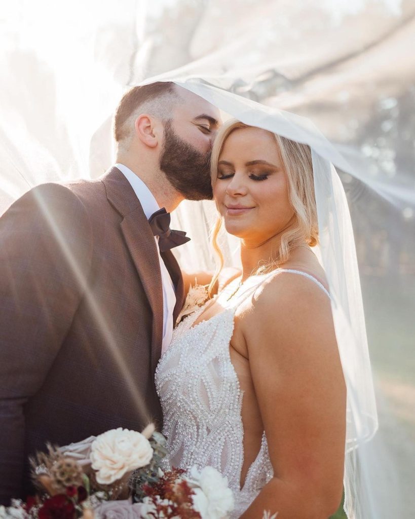 Must-have wedding day photography inspo! We love these stunning veil shots. 🤍💍⁠ •⁠ •⁠ Brides of Houston FEATURED vendors:⁠ Photography: