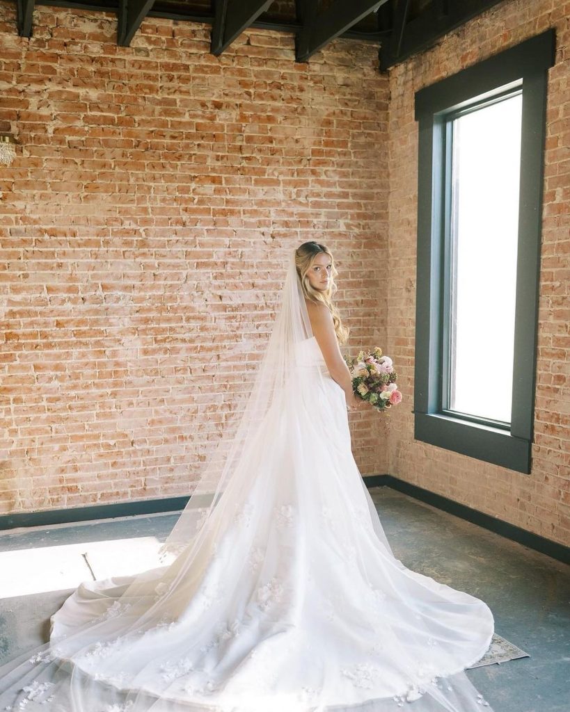The beautiful exposed-brick the_vault_venue ⁠makes for a great backdrop for bridal portraits 😍⁠ •⁠ •⁠ Brides of Houston FEATURED vendors:⁠