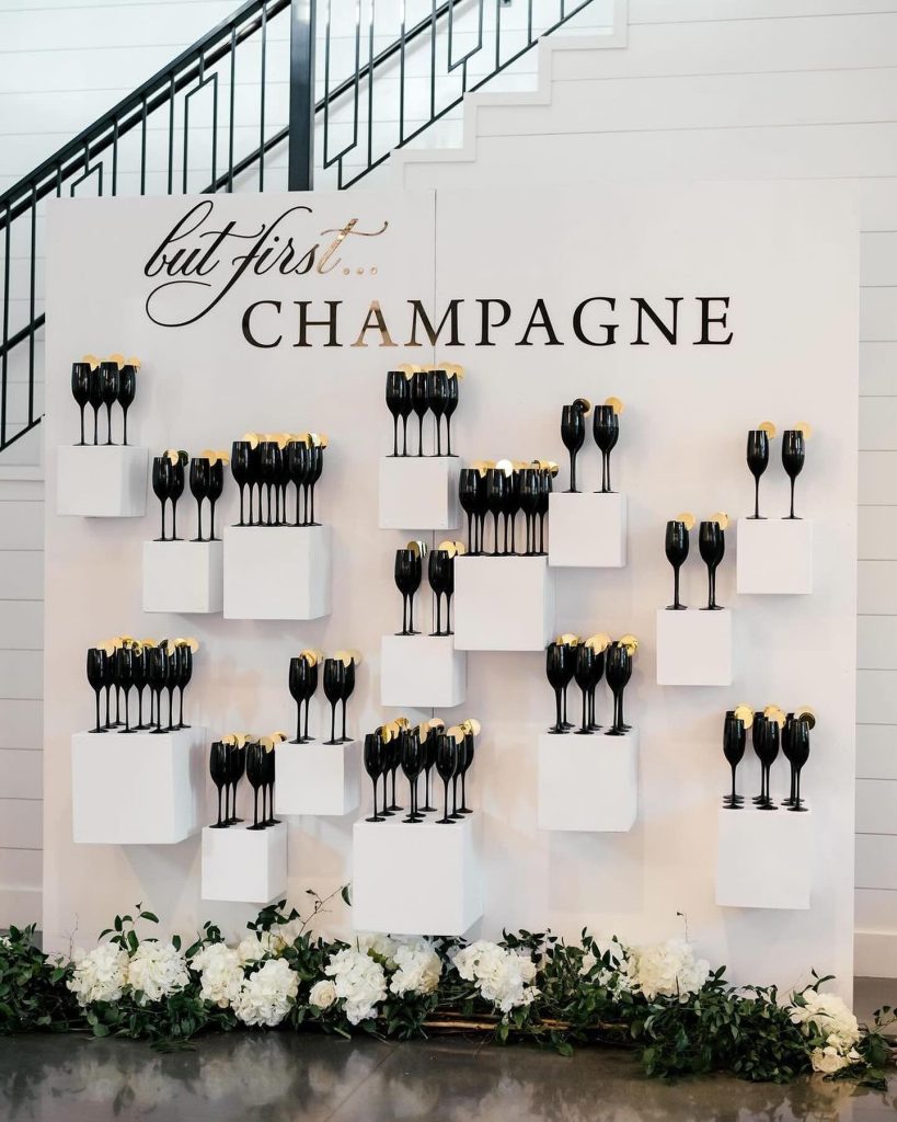 But first... Champagne! 🥂✨ A Champagne wall is a one-of-a-kind decor element that’s sure to enchant your guests and elevate