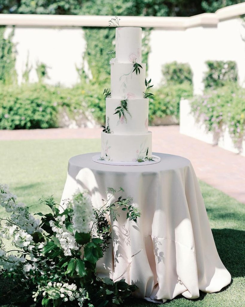 Let them eat cake! Save this if you’re looking for green + chic wedding inspo 🌿🎂⁠ •⁠ •⁠ Wed Society