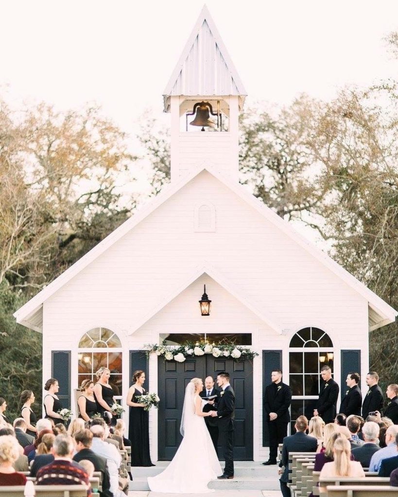Dreaming of a white chapel wedding? Look no further than beneaththeoakstx, a timeless venue near Houston! Chapel weddings always exude