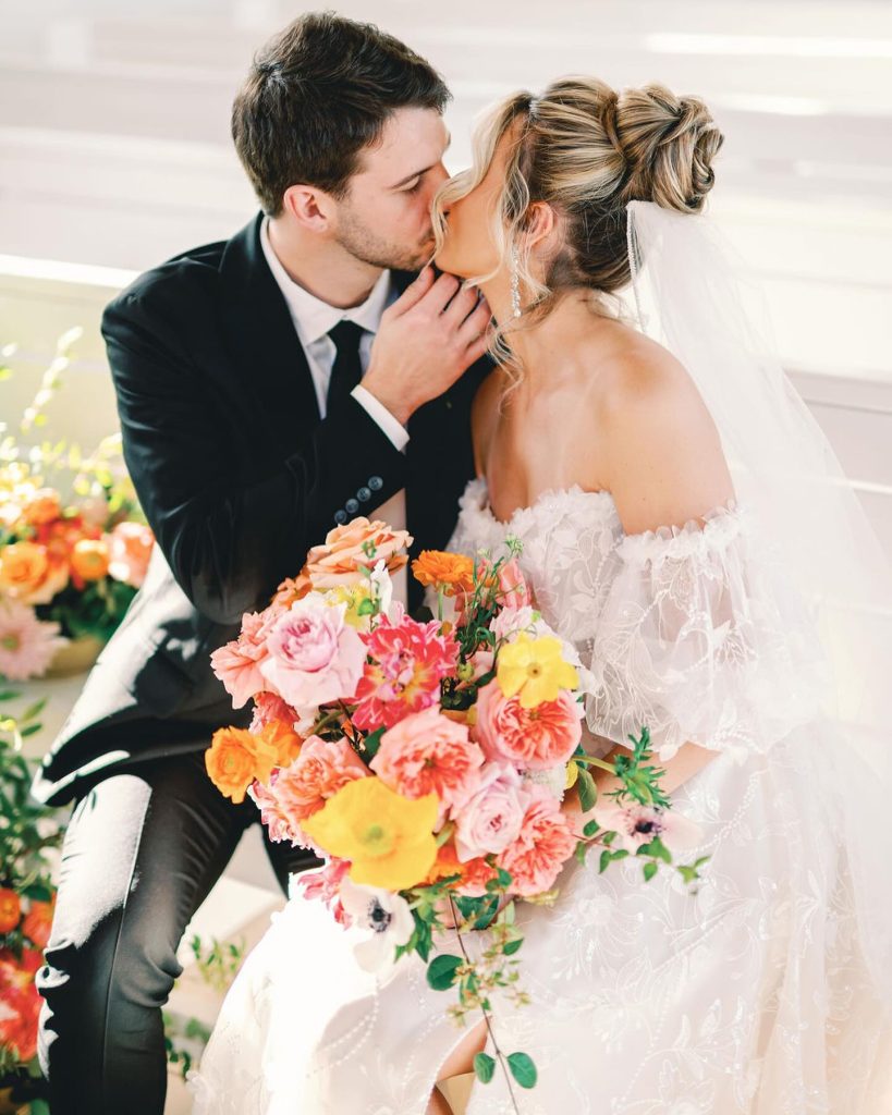 Romantic wedding inspiration to make your heart flutter! The bride’s updo with the veil underneath is definitely a trend we expect to see this year. 😍⁠